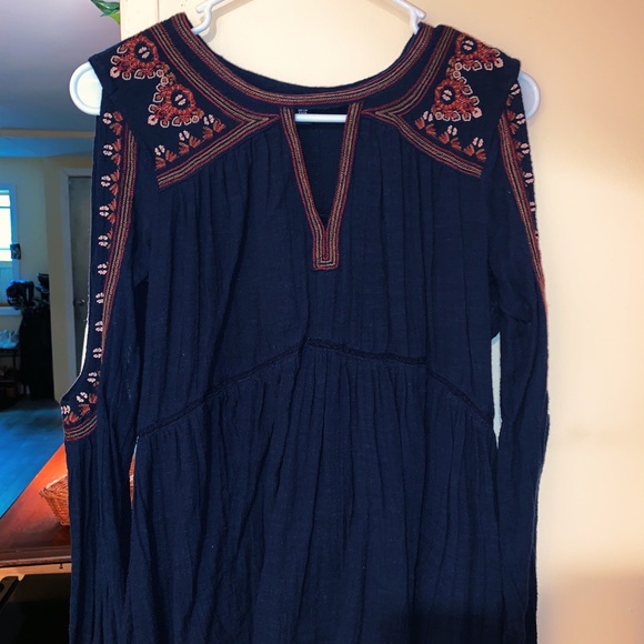 AMERICAN EAGLE: COLD SHOULDER TOP - Picture 2 of 2